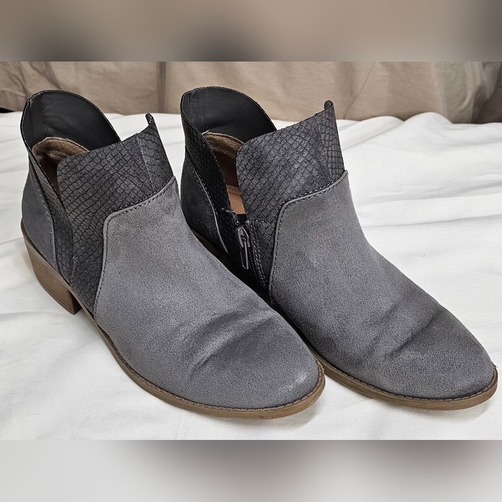 American Eagle Women's Gra.y Faux Suede Snake Embossed Ankle Boots Size 7